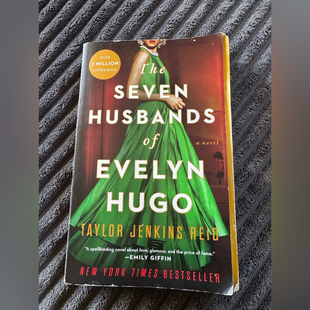 The Seven Husbands of Evelyn Hugo by - Green Cover